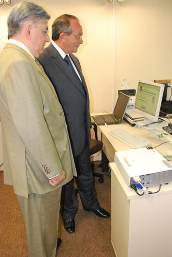 Paulo Espírito Santo (à esquerda) e César Asfor Rocha observam a remessa eletrônica de um processo 