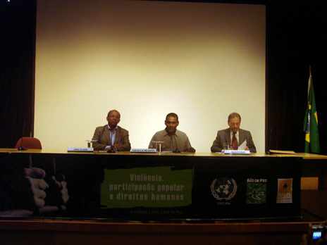 O professor Jorge da Silva (à esquerda), o coronel Carlos Augusto Santos e o subprocurador-geral de Justiça de Direitos Humanos Leonardo Chaves abordaram a participação da sociedade e o controle externo sobre as instituições do sistema de justiça criminal