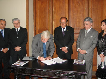 Ricardo Teixeira assina o convênio observado por (a partir da esquerda) Nelson Tomaz Braga, Aloysio Santos, Gilmar Mendes, Paulo Espírito Santo e Morgana Richa