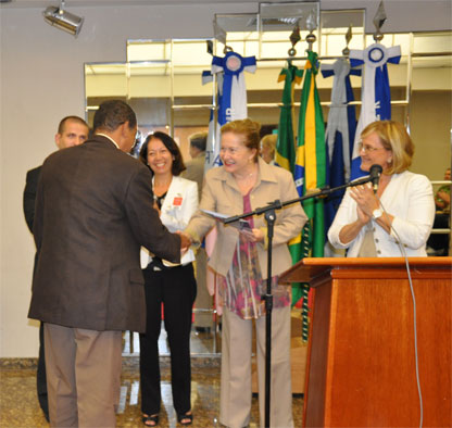 Emanuel Santos (à esquerda) recebe sua certidão das mãos da desembargadora Maria Helena Cisne. Ao lado, a titular do Gabinete de Conciliação, desembargadora Liliane Roriz