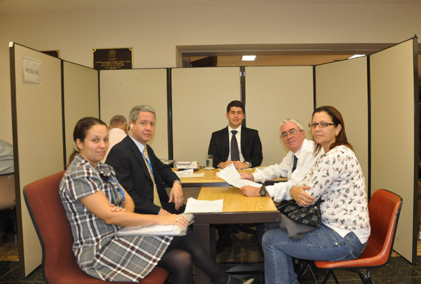 juiz federal Leonardo da Costa Couceiro (centro) conduziu a audiência em que Wallace e Jussara Machado (direita) firmaram acordo com a Emgea