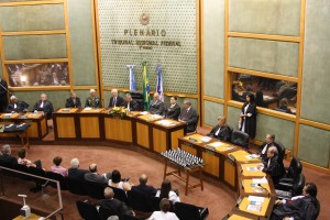 Várias autoridades compuseram a mesa da Sessão Solene que marcou o aniversário de vinte anos do TRF2