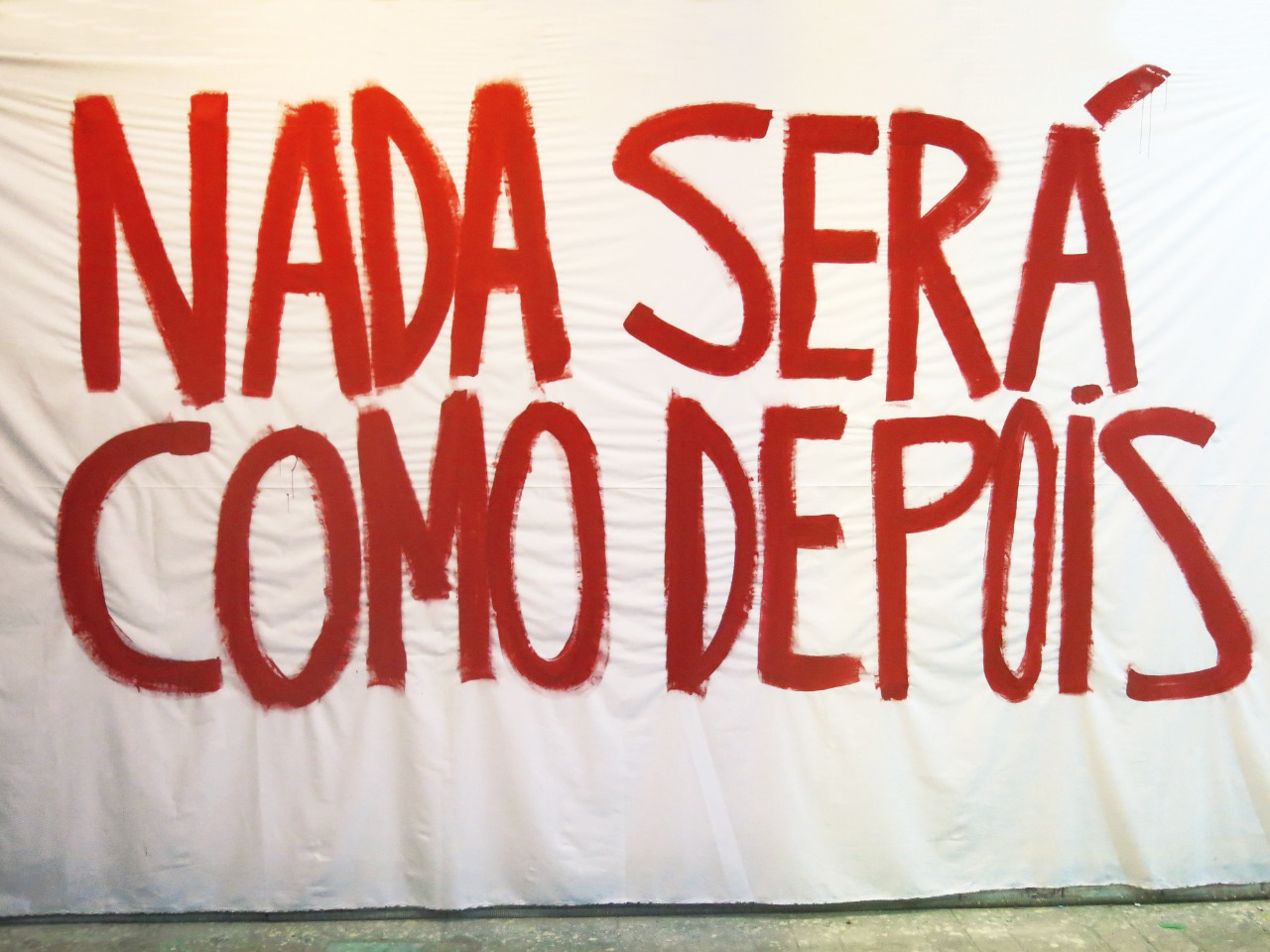arte: tela branca com escrita em vermelho e letras garrafais: NADA SERÁ COMO DEPOIS.