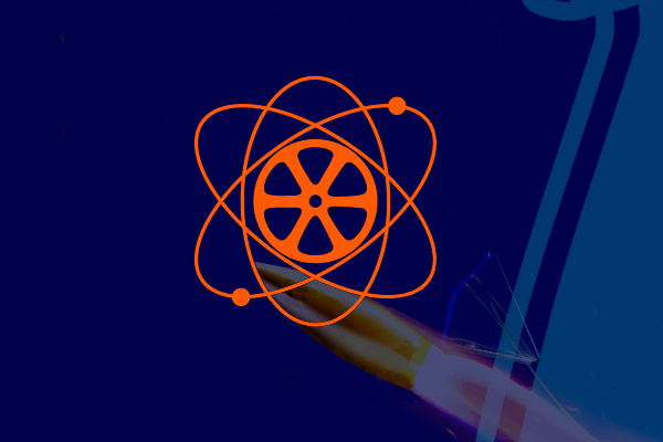 A imagem mostra um símbolo laranja parecido com um átomo com outro semelhante a uma engrenagem no meio dele. O fundo da imagem é azul escuro, com a lateral esquerda em azul mais claro. Nele, se percebe uma imagem de uma bala de revólver em pleno movimento que parece quebrar um vidro.