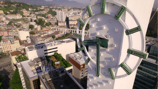 Foto ampliada, tirada na altura da torre do relógio do Edifício Passeio (onde era a antiga Mesbla) no Centro do Rio de Janeiro