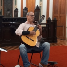 Série Cordofones apresenta Nicolas de Souza Barros – violão com cordas de aço e de 7 cordas