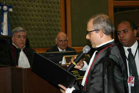 José Neiva presta o juramento solene diante do presidente do TRF2 (à esquerda)
