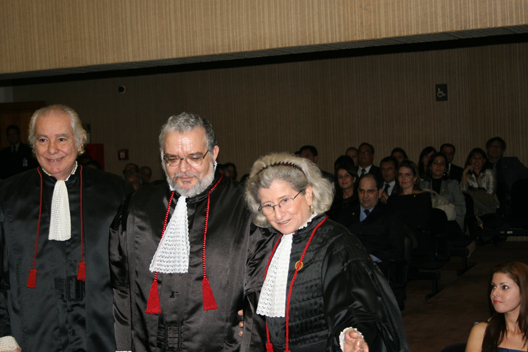 Os desembargadores federais Frederico Gueiros e Salete Maccalóz conduzem Ferreira Neves (centro) para prestar o juramento
