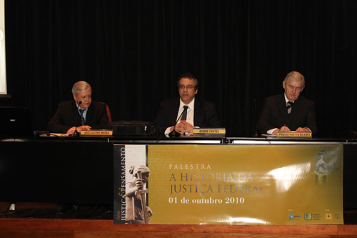 Compondo a mesa, Ministro José Castro Meira, desembargador federal André Fontes e desembargador federal aposentado Paulo Barata