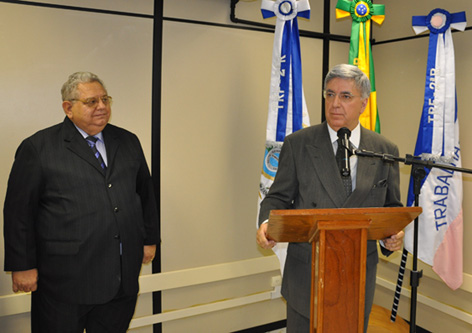 Paulo Espirito Santo discursa observado pelo presidente da OAB/Nova Iguaçu, Jurandir Ceulin