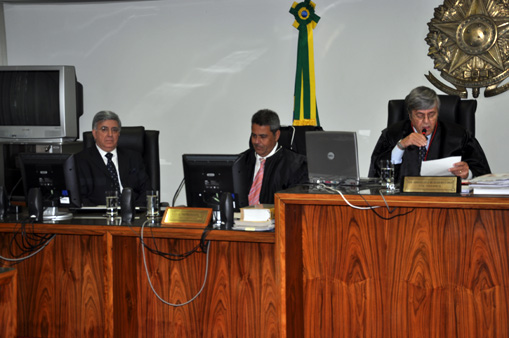 Sergio Lucio de Oliveira e Cruz faz a saudação ao homenageado, à esquerda