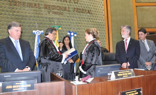 Maria Helena Cisne recebe o juramento solene de Luiz Paulo Araújo Filho