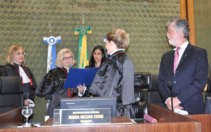 Maria Helena Cisne recebe o juramento solene de Nizete Lobato