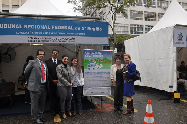 O TRF2 também presta informações ao público em uma tenda montada em frente à sede do TJ do Rio de Janeiro