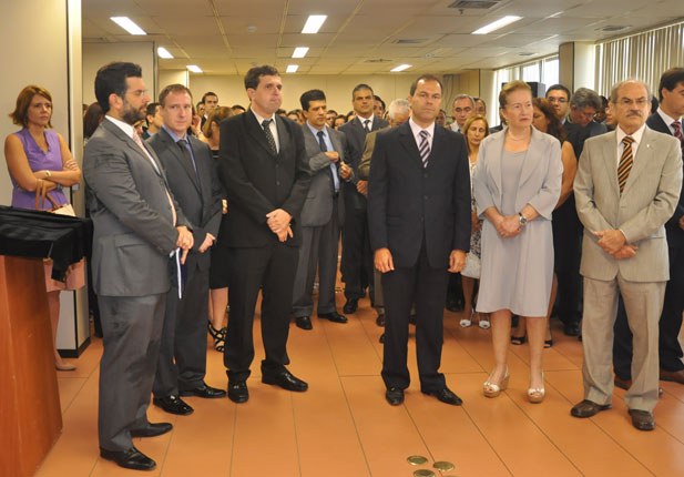 Autoridades e servidores prestigiaram a solenidade. No primeiro plano, a partir da direita, Raldenio Costa, Maria Helena Cisne e Marcelo Leonardo Tavares