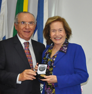 Maria Helena Cisne recebe das mãos de Antenor Barros Leal a medalha Bicentenário da ACRJ
