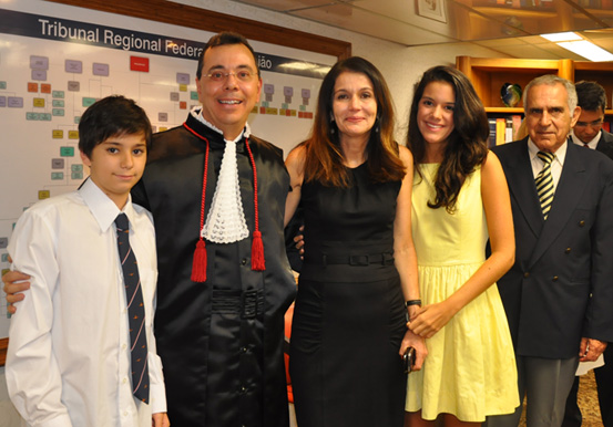 Aluisio Mendes entre a esposa, Marjorie Mendes, os filhos Carolina e Christian, e o sogro, Ney Pinto