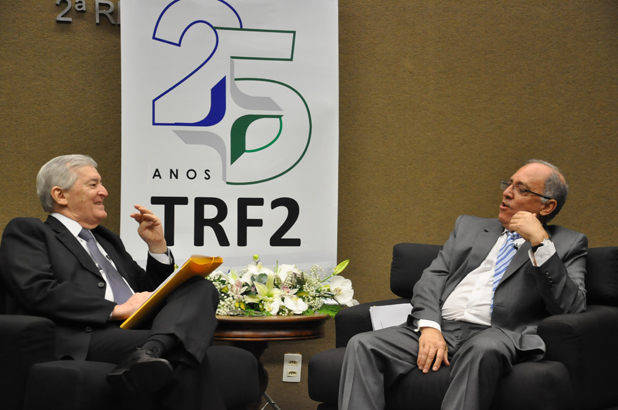 Paulo Barata (à esquerda) e Arnaldo LIma lembram com bom humor dos primeiros anos do TRF2