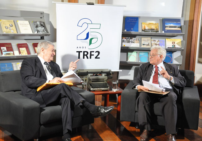 Paulo Barata (à esquerda) e Agustinho Fernandes conversam sobre a instalação do TRF2