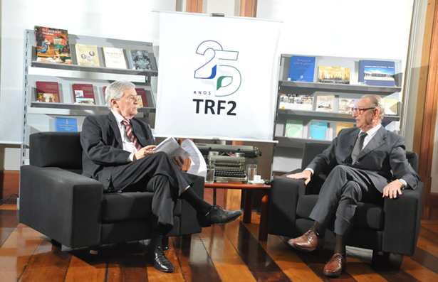 Paulo Barata (à esquerda) e Clélio Erthal conversam sobre a instalação do TRF2