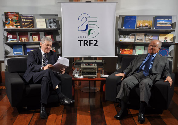  Paulo Barata (à esquerda) e Sérgio D'Andréa Ferreira conversam sobre os primeiros anos do TRF2