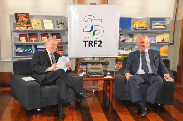 Paulo Barata (à esquerda) e Frederico Gueiros conversam sobre os primeiros anos do TRF2