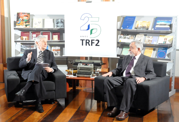 Paulo Barata (à esquerda) e Valmir Peçanha conversam sobre os primeiros anos do TRF2