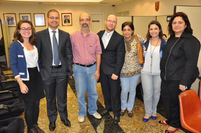 O juiz federal Anderson Santos da Silva (2º a partir da esquerda) conduziu a conciliação entre a CEF e o casal Manoel Francisco (3º) e Rita Alves (5ª)