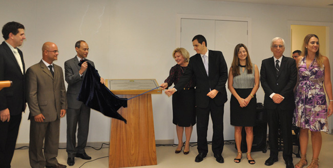 Sergio Schwaitzer e Nizete Lobato descerram a placa de inauguração ladeados por Guilherme Lugones (5º à esquerda) e pelos juízes titulares dos novos JEFs