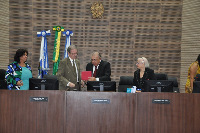 Presidente do TRF2 entrega placa em homenagem ao ministro Jorge Mussi