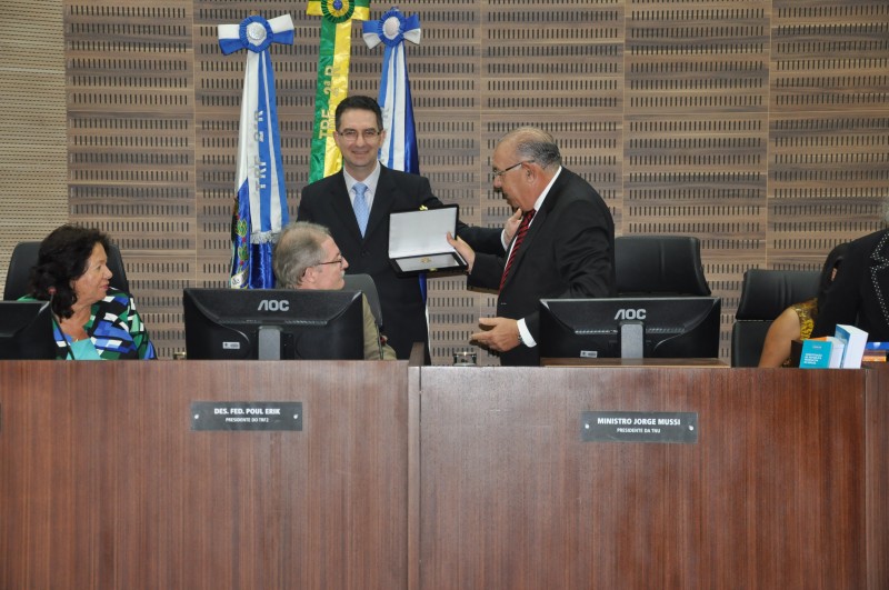 O colegiado do TNU, representado pelo juiz federal João Lazzari, também homenageia o ministro