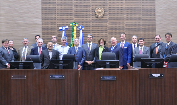 Representantes da AIPLA foram recebidos no Plenário do TRF2 pelo desembargador federal Guilherme Calmon (ao centro)