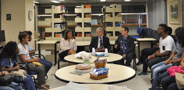 Estudantes na Biblioteca, com a presença de Lenora Schwaitzer, Paulo Barata e Vladimir Vitovsky
