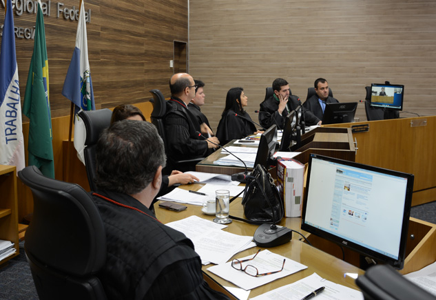 Na tela do computador, no canto à direita, o advogado Bruno Rodrigues Viana faz a sustentação oral