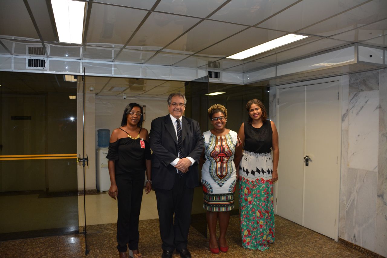 As alunas Elisabete Fernandes da Silva, Vitória Silva Soares e Suellen de Carvalho Magano, com André Fontes