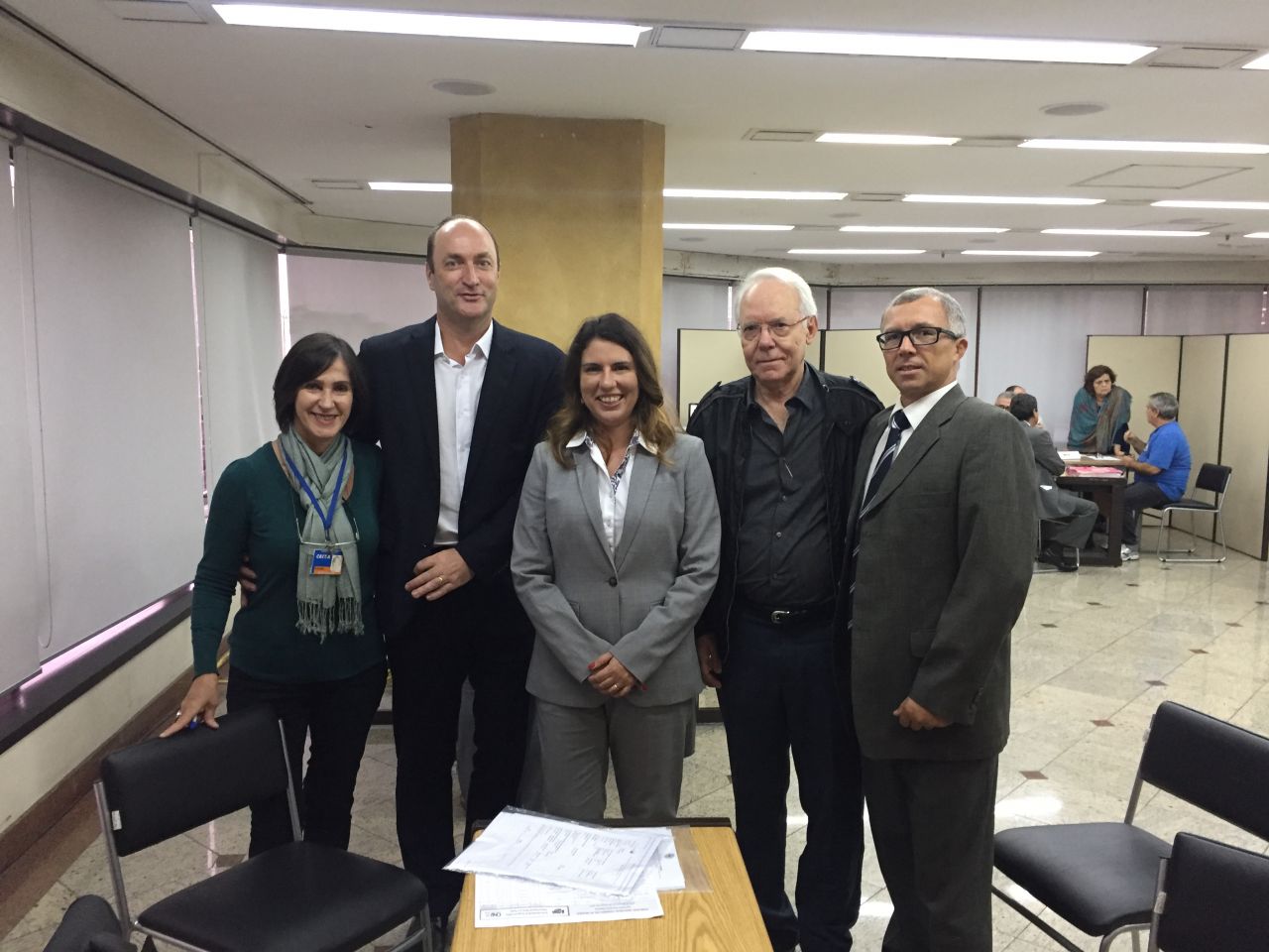 A partir da esquerda: Jussara Moraes (preposta da CEF), Rudimar Balén (Superintendente Executivo da Engea), Aline Araújo (juíza federal convocada em auxílio ao NPSC2), Mateus Areal (jurisdicionado) e Iver Lessa (advogado)