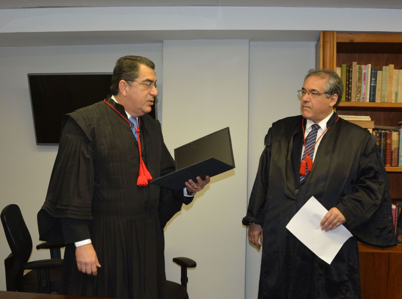 Alcides Martins Ribeiro Filho lê o juramento de posse diante do presidente André Fontes