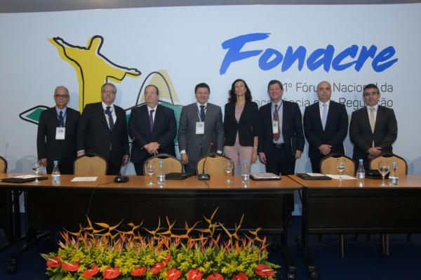 O presidente do TRF2, desembargador federal André Fontes (segundo a partir da esquerda), participou da mesa de abertura do Fonacre