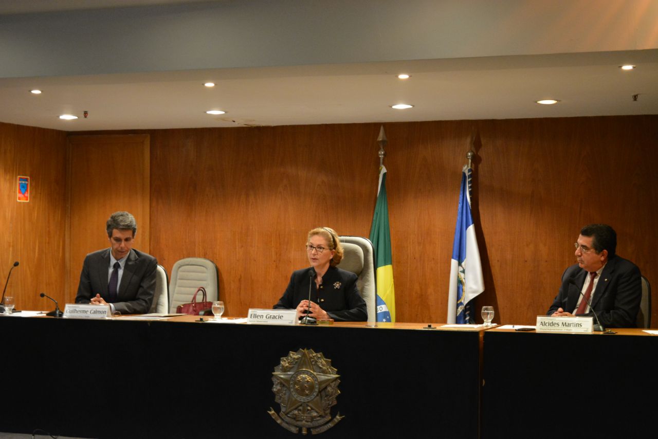 A partir da esquerda: Guilherme Calmon, Ellen Gracie e Alcides Martins