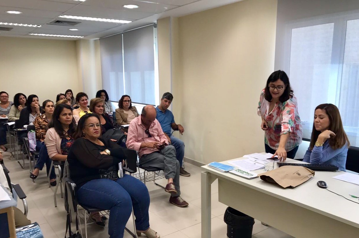 Representando o INSS, Andréia Portal e Gleice Cortez palestraram para assistentes sociais em atividade promovida pelo CAIJF no Foro da JF de Campo Grande/RJ