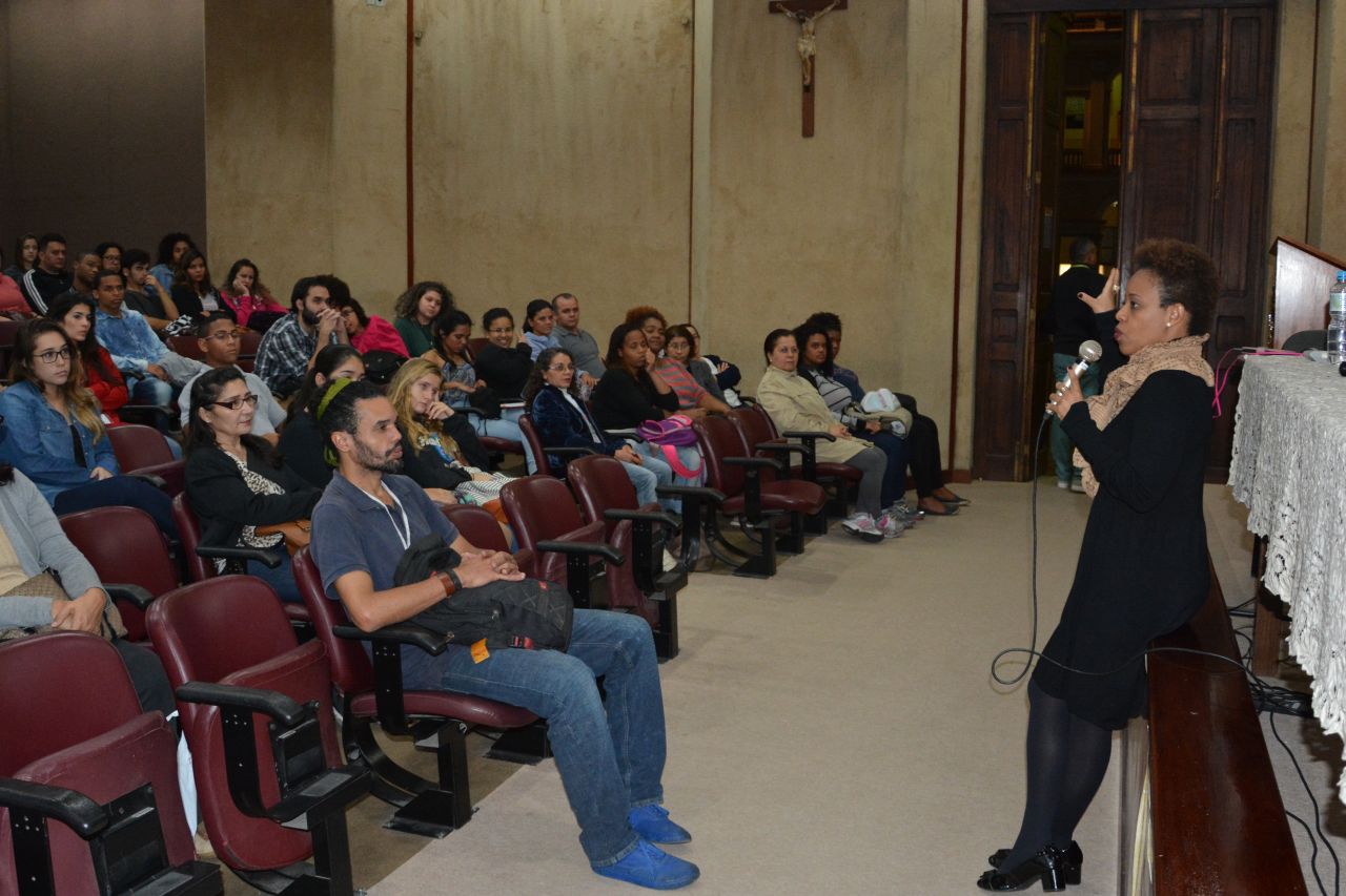 A juíza federal Adriana Cruz palestrou para uma plateia de cerca de duzentos alunos de um curso pré-vestibular comunitário