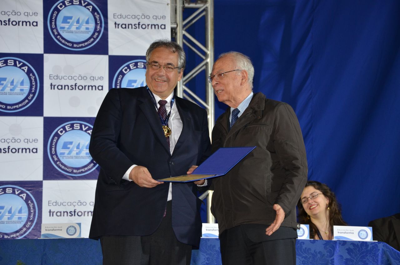 André Fontes é homenageado pelo diretor geral do CESVA/FAA, Antônio Celso