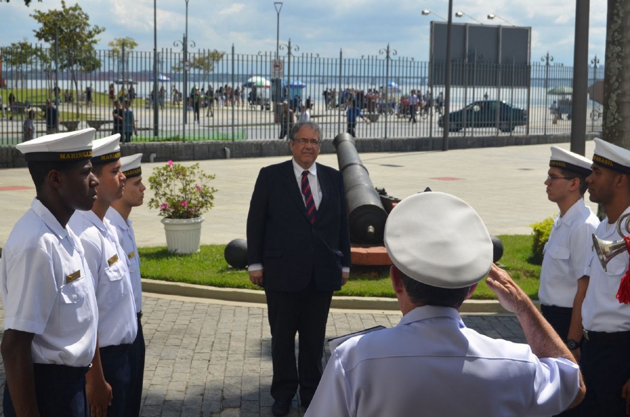 Comandante do 1º Distrito Naval recebe o desembargador federal com honras militares