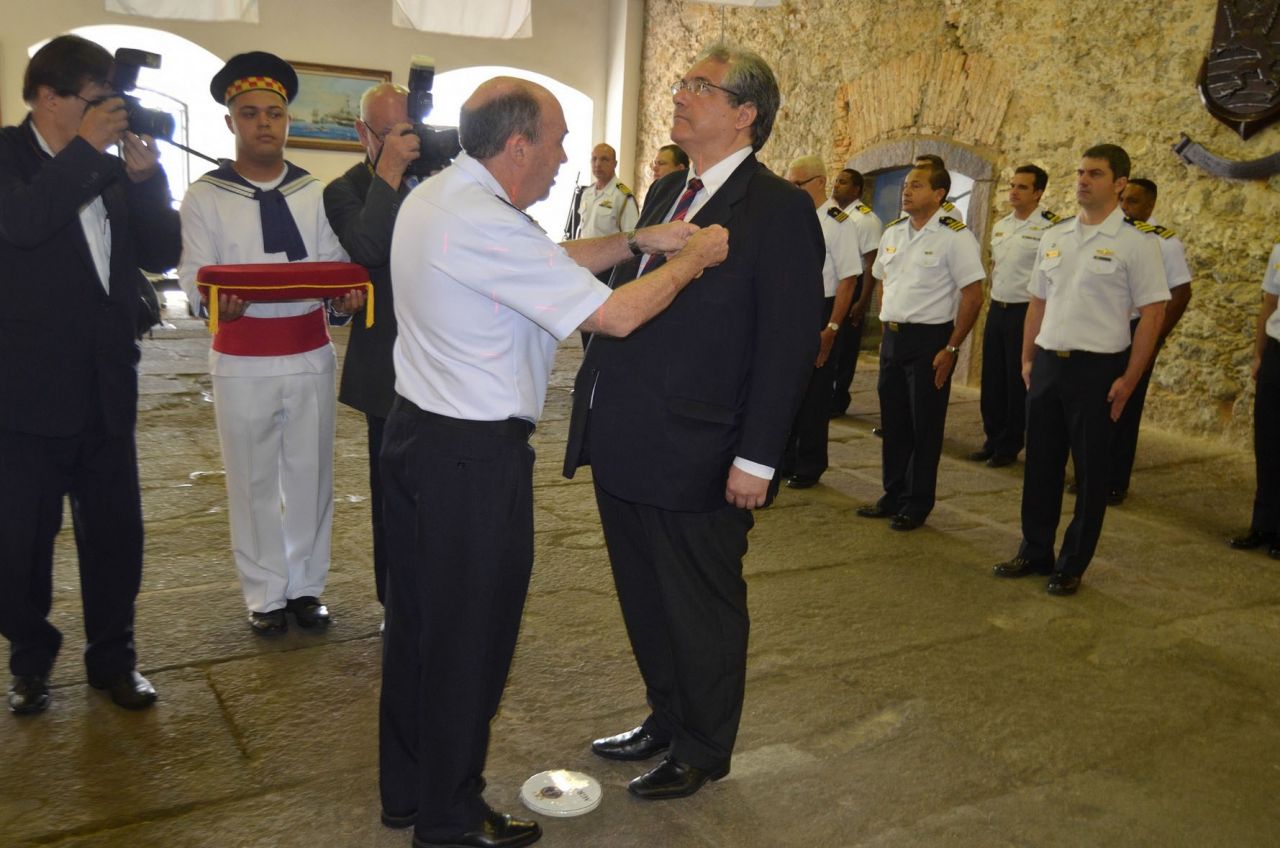 O vice-almirante Viveiros procedeu a imposição da Medalha Amigo da Marinha a André Fontes