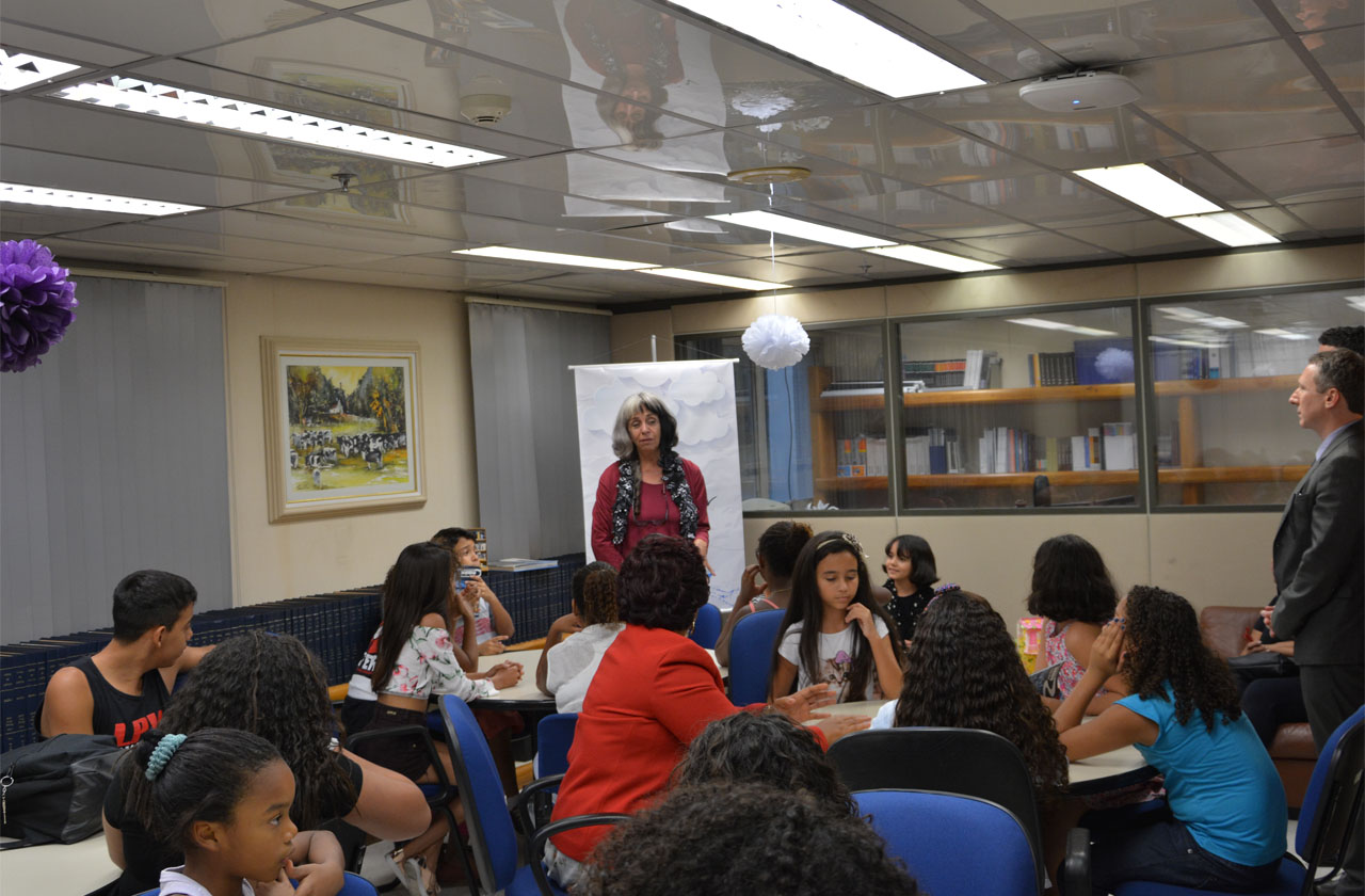 Crianças do projeto ouvem histórias na Biblioteca do TRF2