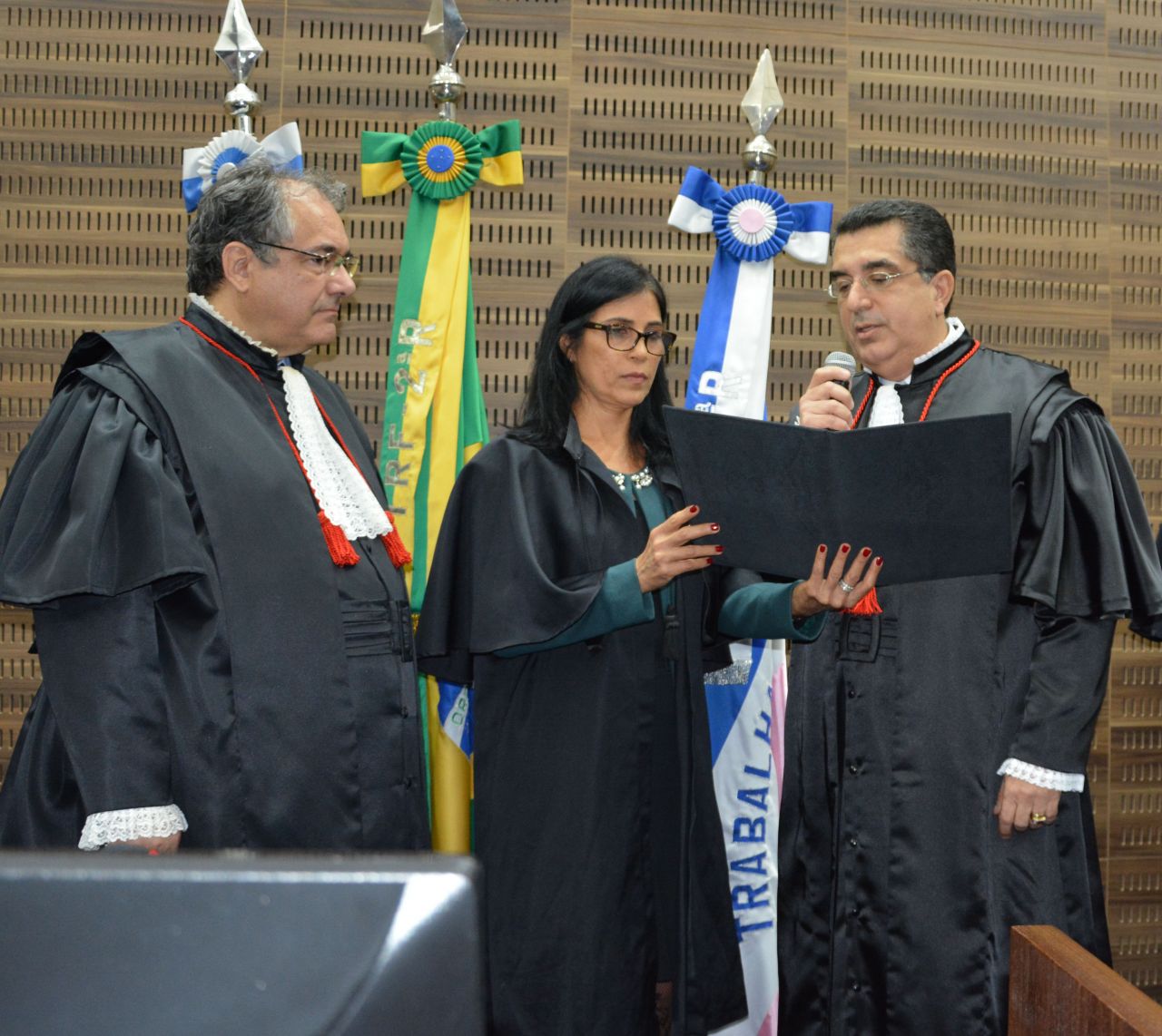 Alcides Martins (à direita) presta o juramento ao presidente André Fontes
