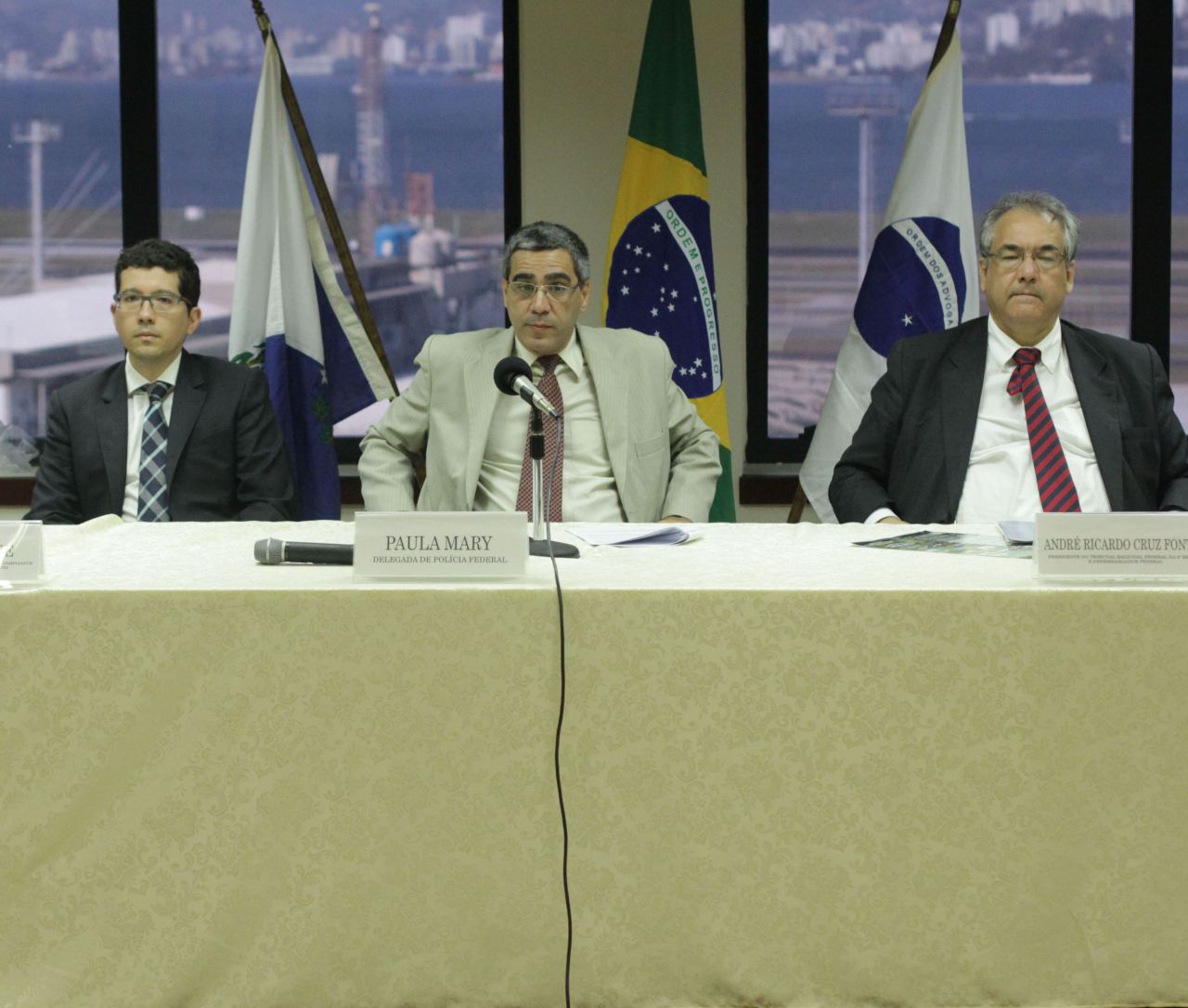 André Fontes (terceiro a partir da esquerda) discorreu sobre a “Operação Lava Jato: investigação, resultados e percepção da sociedade”