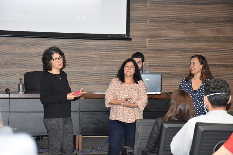 A partir da esquerda, em pé, Rachel Salette, da Escola de Mediação, e as tutoras do curso Rosângela Araújo e Danielle Carvalho