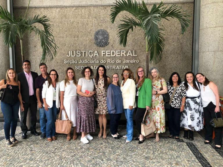 Foto posada com os participantes e instrutores do Curso de Mediação em Subtração Internacional de Crianças na entrada da sede administrativa da Seção Judiciária do Rio de Janeiro