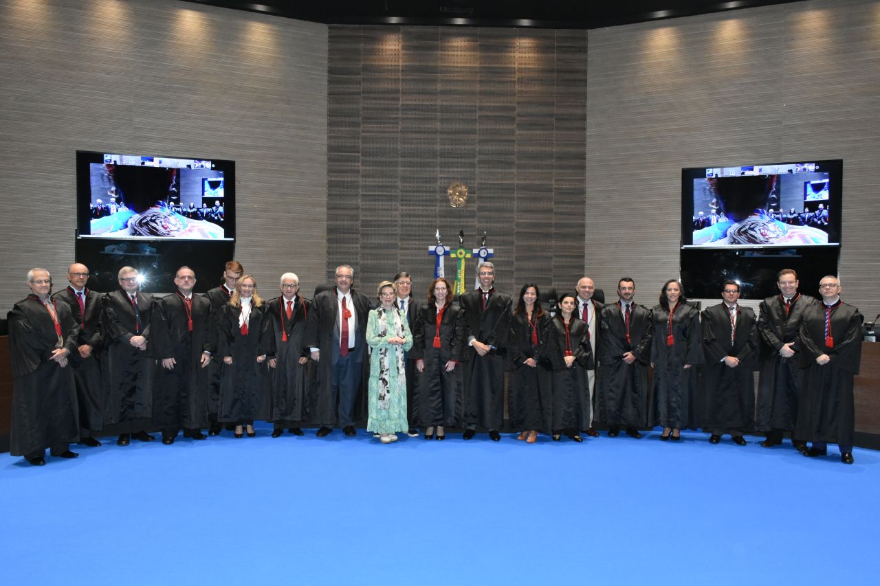 Foto posada do desembargador Paulo Espirito Santo (décimo a partir da esquerda) e de seus pares na sessão da última quinta-feira, 15/6, no Plenário do TRF2